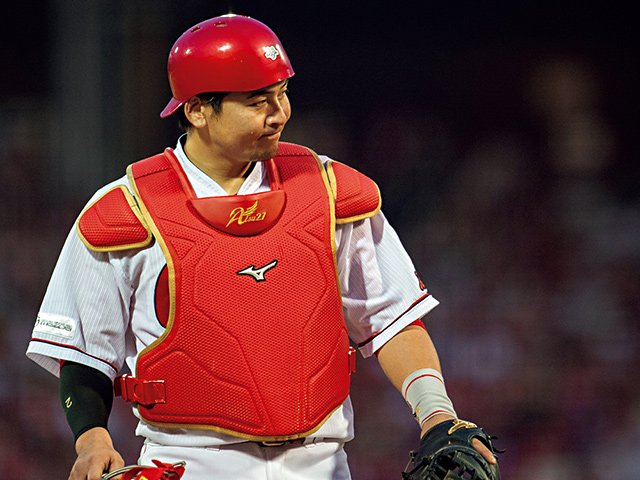 捕手4人体制のカープで 會澤翼が戦うための武器。 - プロ野球 - Number