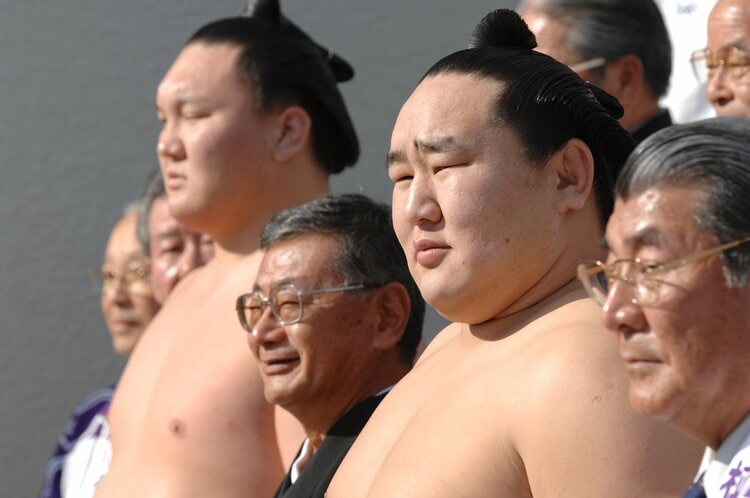 謹慎明けの朝青龍にヤジが…」朝青龍vs白鵬“伝説の千秋楽相星決戦”、NHK