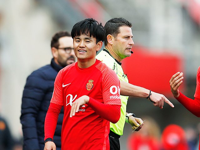 久保建英が“不可解判定”に怒った！ ラフプレーに抗議→イエローも