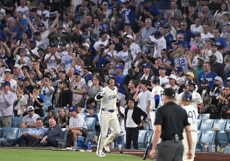 冷静な大谷翔平が感情を出した“ある瞬間”…現地記者が見た「40-40サヨナラ満塁弾」のウラ側「あの男の一番すごいところは…」祝福ロハスの証言（2／2）  - MLB - Number Web - ナンバー