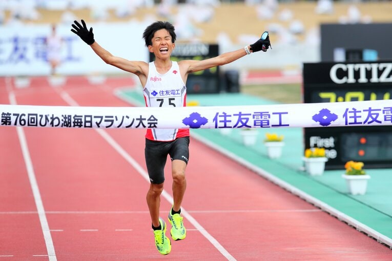 2017年のびわ湖毎日マラソンで、日本新記録を出した鈴木健吾選手。この時、履いていたのがナイキの『エア ズーム アルファフライ ネクスト％』だった　©AFLO