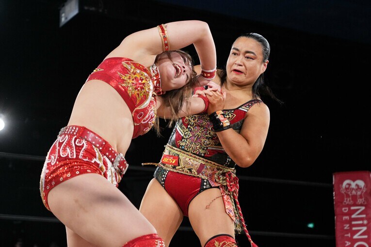 Sareeeの腕を取る里村明衣子　©Essei Hara