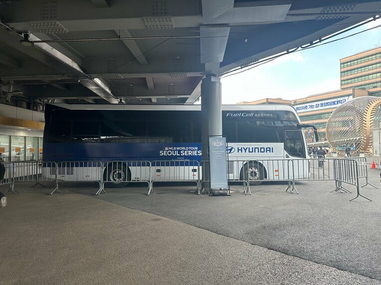 選手たちがホテルの往復に乗るチームバス