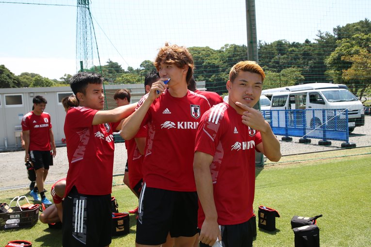 チームの潤滑油としてメンバーとコミュニケーションを取る板倉滉。堂安、久保ら鍵を握るエースたちからもよくいじられるんだとか ©︎JFA/AFLO