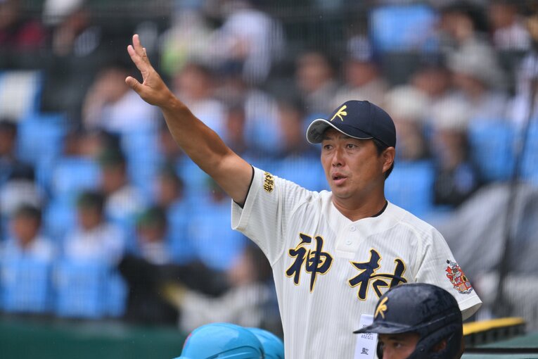ベスト4進出を果たした神村学園。41歳の小田大介監督　©Hideki Sugiyama