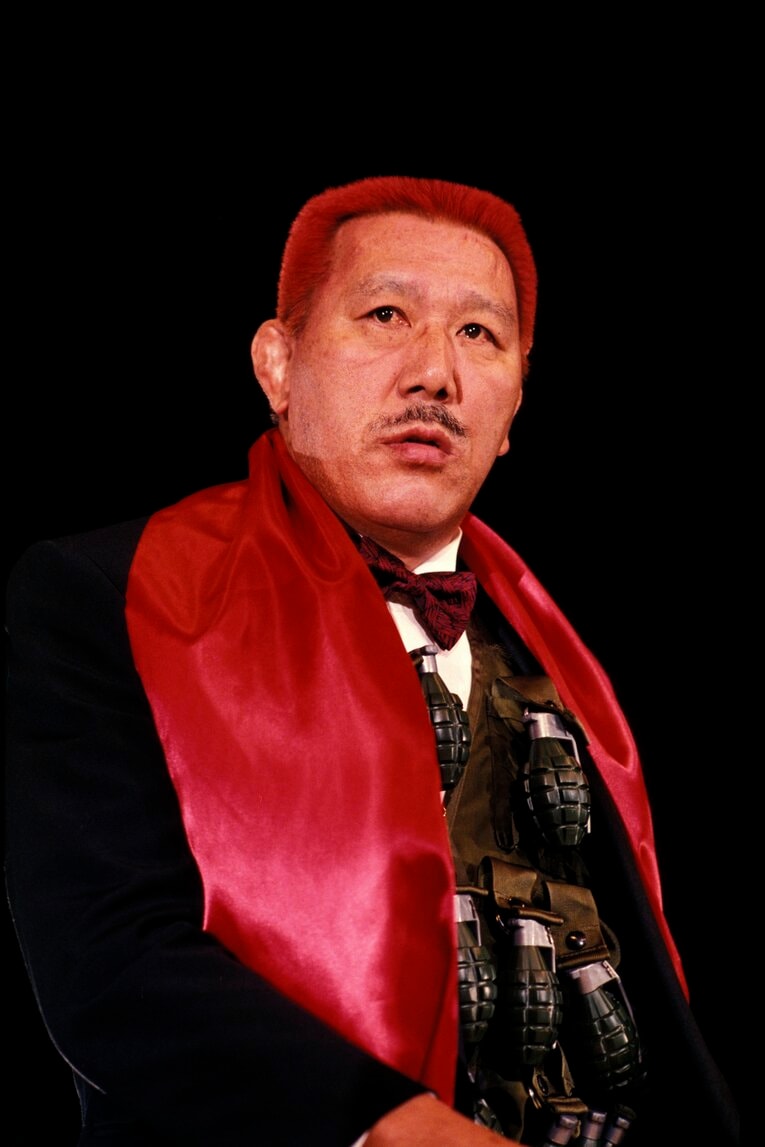 髪を真っ赤に染めた小鹿