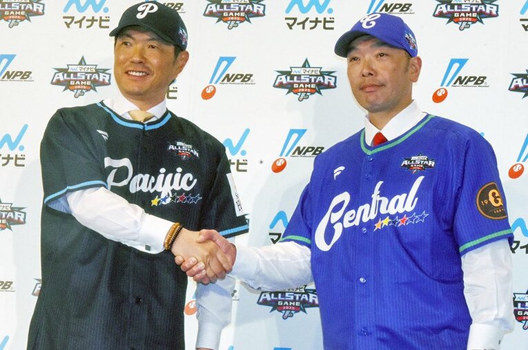 オールスターの記者会見後、握手をする全パの小久保裕紀監督（左、ソフトバンク）と全セの阿部慎之助監督（巨人） ／ photograph by JIJI PRESS