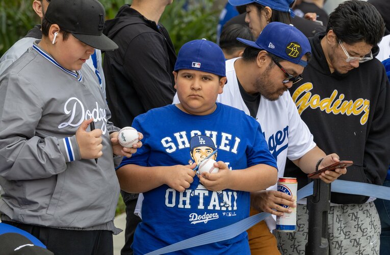 【最新】「サインくださーい！」待つファン　©Getty Images