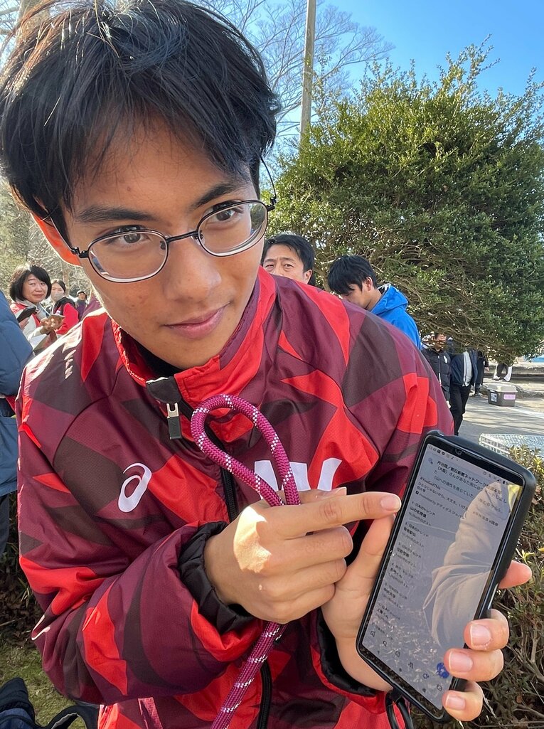 レース後、Xでの「トレンド1位」の瞬間を指さす工藤　©Satoshi Wada