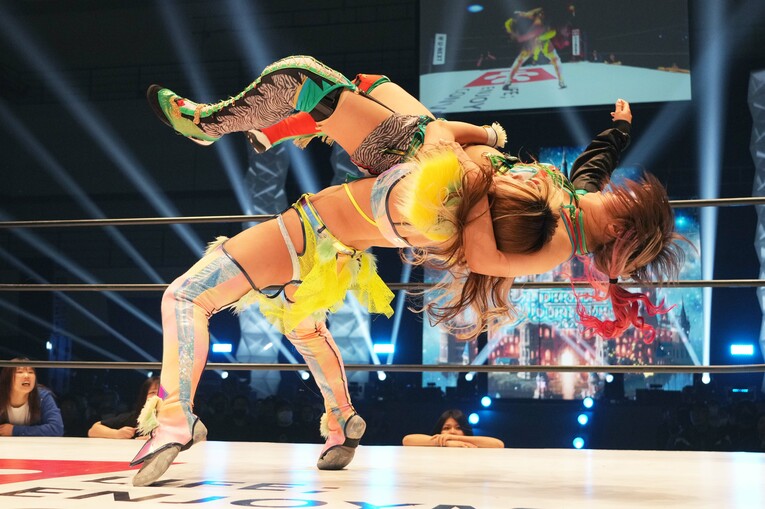 壮麗亜実をバックドロップで投げる羽南　©Essei Hara