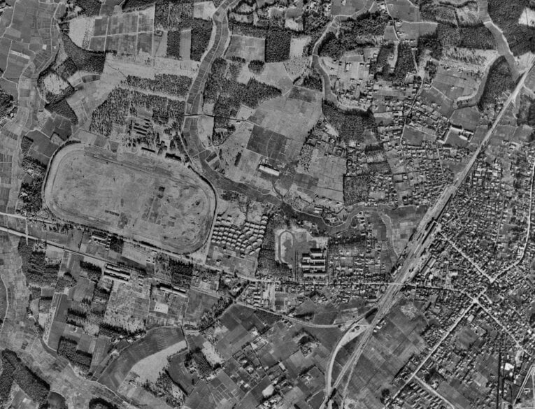 1949年の柏駅付近の航空写真。写真左真ん中に“東洋一”の柏競馬場が確認できる。電車の線路は写真の右下から右上へ走っている　出典：国土地理院の空中写真