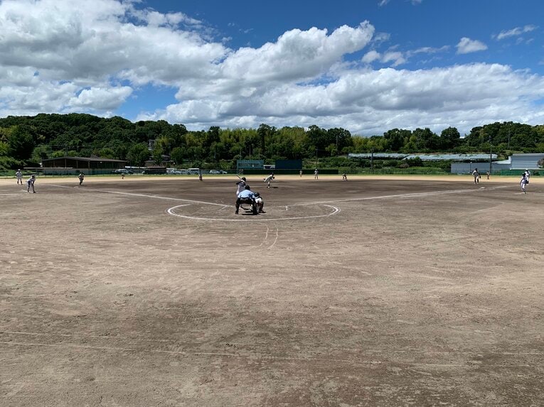 上宮学園グラウンドで練習試合。かつての甲子園ばりのファウルグラウンドの広さが特徴だ　©Katsuharu Uchida
