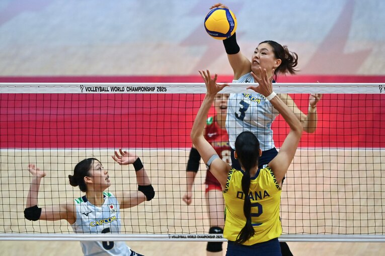 存在感を発揮したミドルブロッカー島村春世（33歳）©︎JIJI PRESS