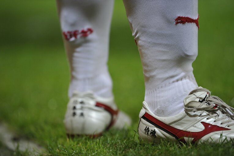 スパイク横には「侍魂」、かかと部分には子どもたちの名前を記していた岡崎。家族はともに戦う「戦友」だった　©︎Takuya Sugiyama