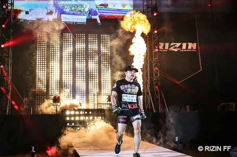 リベンジを狙うセルジオ・ぺティス戦に入場する堀口恭司　©RIZIN FF