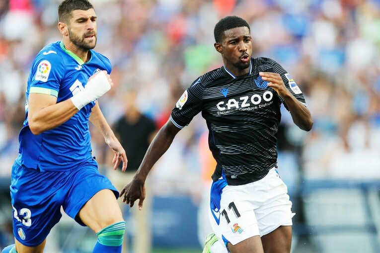 久保建英は「シルバらと共存・連動」が今のソシエダで最適解か　マンU戦勝利から中2日→“トップ下で迷った”古巣戦を撮って気づいたこと(20)