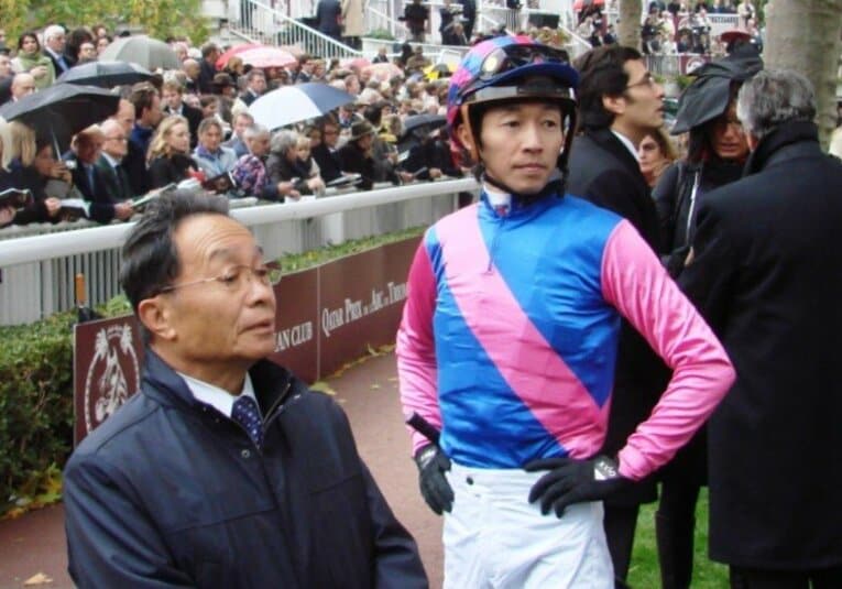 凱旋門賞パドックにて、武豊とメイショウサムソンを管理する高橋成調教師（左）　©Satoshi Hiramatsu