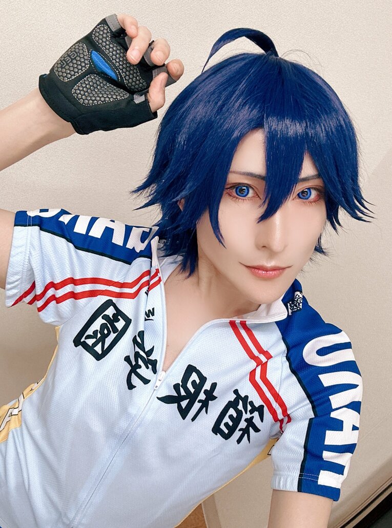 人気漫画『弱虫ペダル』の真波山岳のコスプレに身を包む絹川さん／本人提供