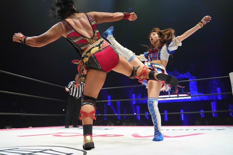 里村明衣子と荒井優希のキック合戦　©Essei Hara