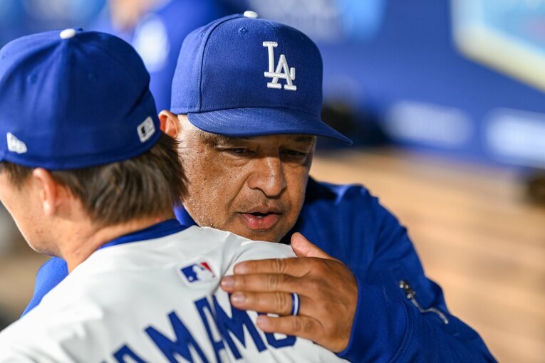 【“テレビに映らない”由伸写真】ロバーツ監督がハグ　©Nanae Suzuki