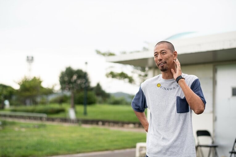 J1清水などを経て2018年から沖縄SVに加入した岡根直哉。190cmの大型DFもコーヒー栽培に取り組んでいる　©Nanae Suzuki