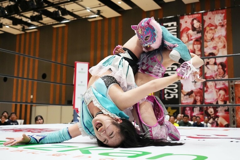 玖麗さやかを黒虎脚殺で攻めるスターライト・キッド　©Essei Hara