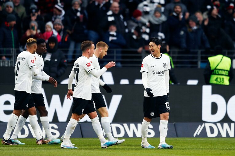 「1年前はJ2→ドイツ5部」上月壮一郎22歳の堂々1部デビュー…長谷部誠と握手、鎌田大地vs吉田麻也のW杯組対決も〈現地撮影〉(26)