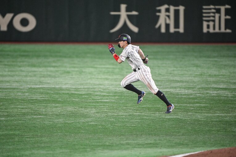 プレミア12米国戦、盗塁する五十幡。速い速い！　©Nanae Suzuki