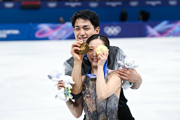 金メダルを獲得しキュートな笑顔を見せる　©Asami Enomoto /JMPA