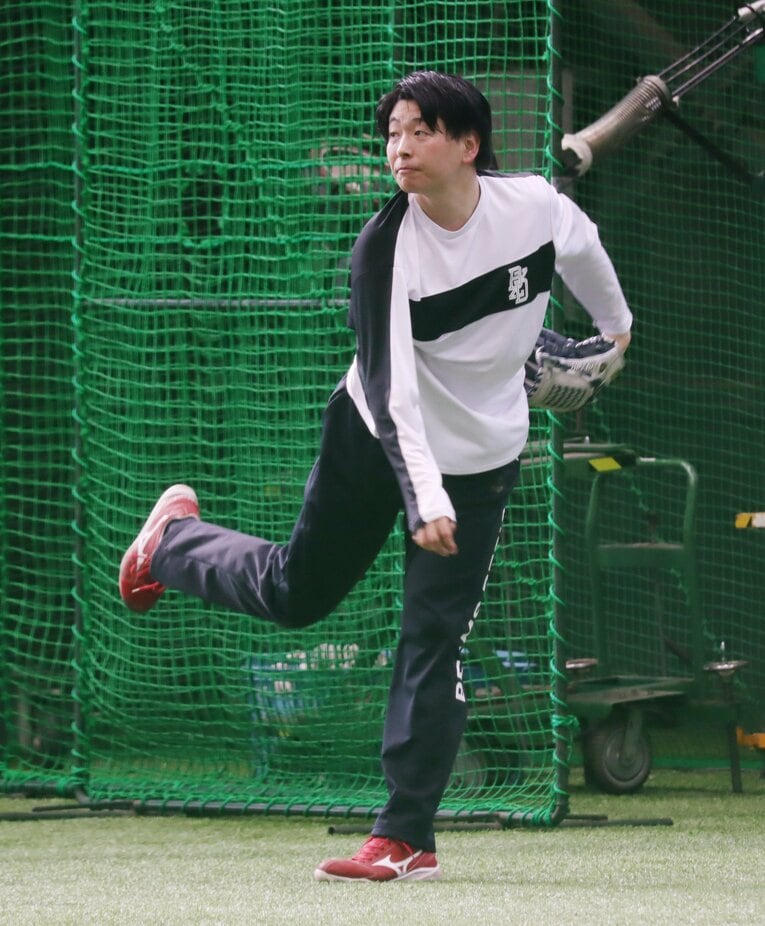 合同自主トレでキャッチーボールを行う大瀬良　©JIJI PRESS