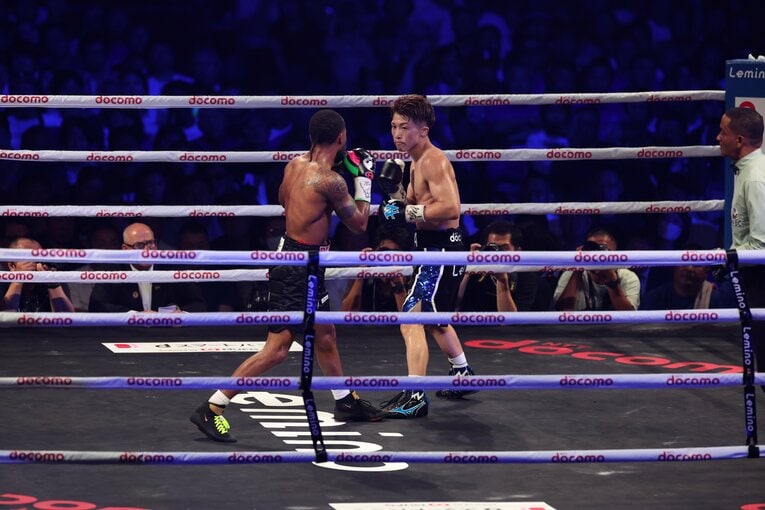 フルトンは左足を大きく前に出す変則スタイルで、井上は何度も足を踏まれたという　©Naoki Kitagawa