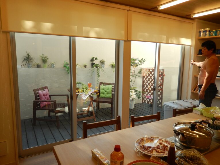 テラスの飾り付けも小林管理人が担当（2013年8月、筆者撮影）