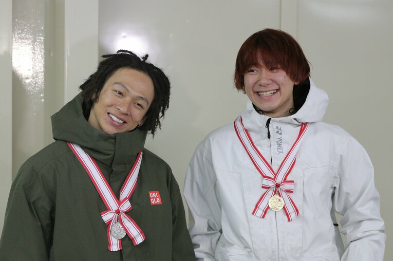 全日本選手権で優勝した戸塚優斗（右）と2位につけた平野歩夢（左）　©JIJI PRESS