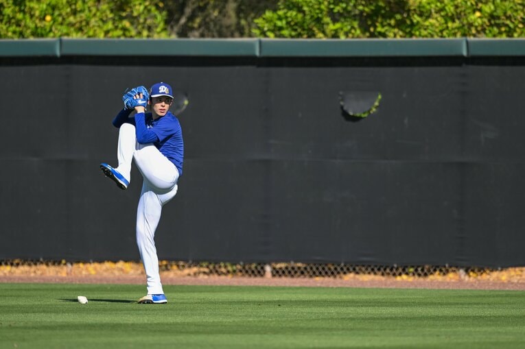 【Number現地撮影：佐々木朗希の最新写真】シーズン開幕に向けた調整を続ける佐々木（写真は右に続きます）　