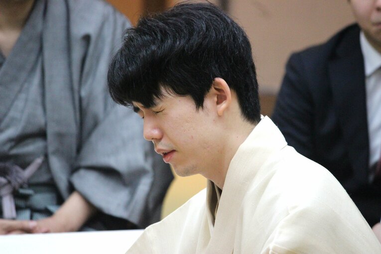 勝利した藤井聡太王位にとっても苦しい対局だった　©Number Web