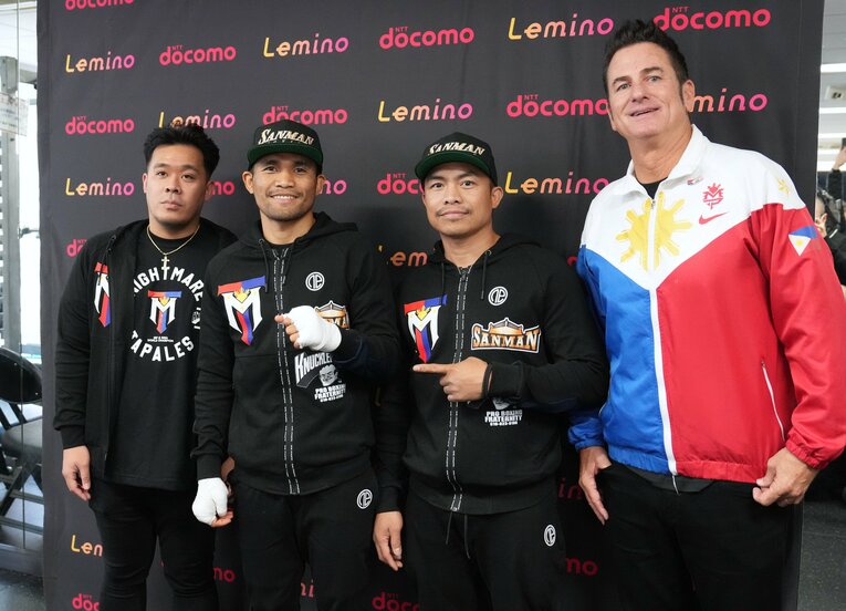 取材に応じるタパレス陣営　©Naoki Fukuda