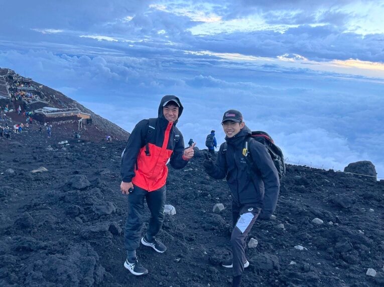 今年の8月には、2人で富士山に登った（本人提供）