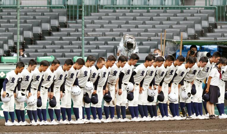 試合後、グラウンドに一礼する弘前学院聖愛の選手たち　©Kyodo News