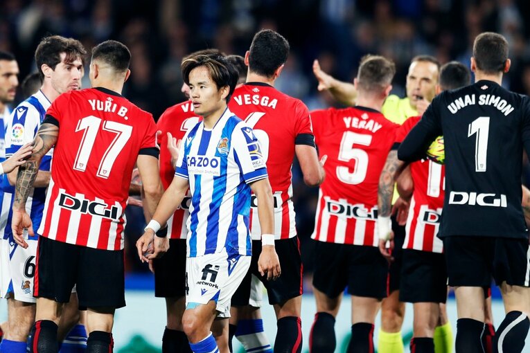 「“クボの疑惑PK”を写真で見ると」「日本代表ユニの少年も」ダービー熱狂のゴラッソ…映像で伝わりきらない“MVP久保建英”の英雄ぶり(54)