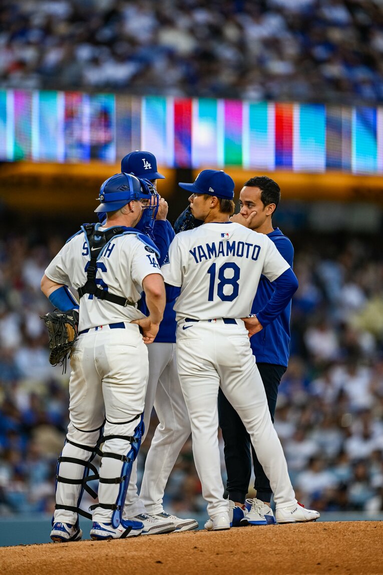 【常勝ドジャースと大谷らの”ステキな日常”／全100枚超】マウンドに集まるスミスと由伸…写真はまだまだ続きます　©Nanae Suzuki
