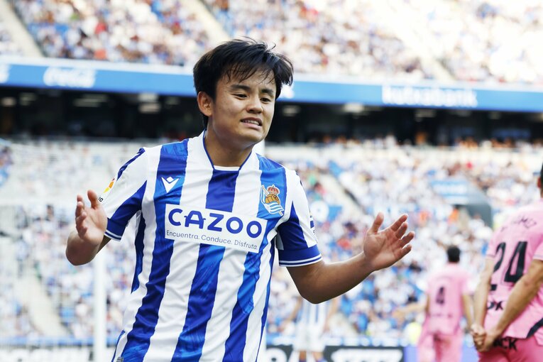 「KUBOコール」や「武房、シャツくれませんか」日本語メッセージの少年、猛プレスに感謝のハグ…“久保建英リーガ100戦目の進化”を撮った(48)