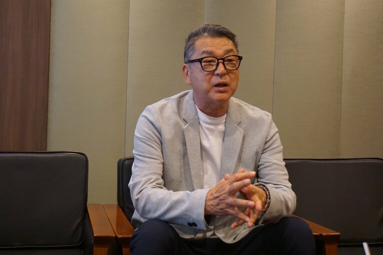 NumberWebのインタビューに応じた岡崎郁、63歳 ©NumberWeb