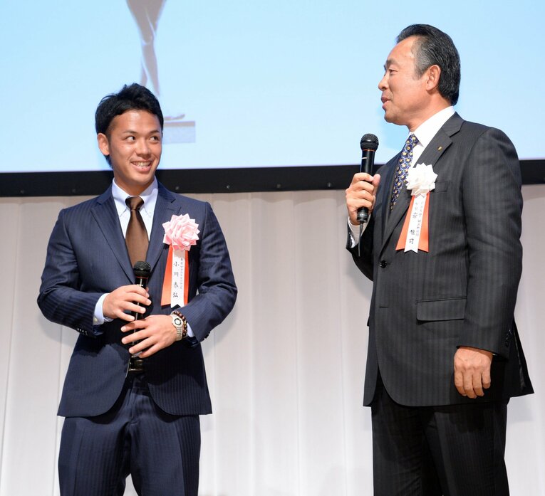 2013ゴールデン・ルーキー賞の表彰式で。ヤクルト・小川泰弘（左）と岸監督　©Sankei Shimbun