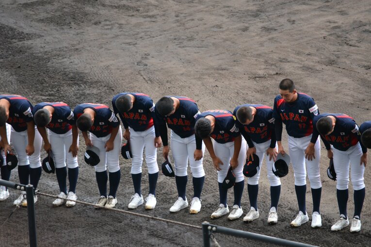 深々と礼をするU-18日本代表　©Takarin Matsunaga