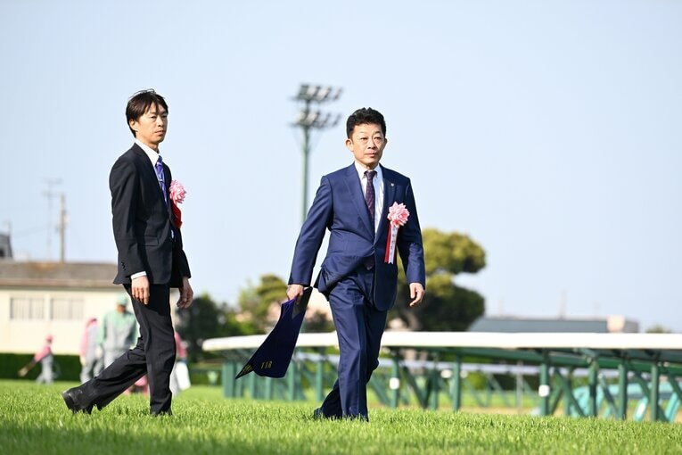 表彰式に向かう友道康夫調教師　©Keiji Ishikawa