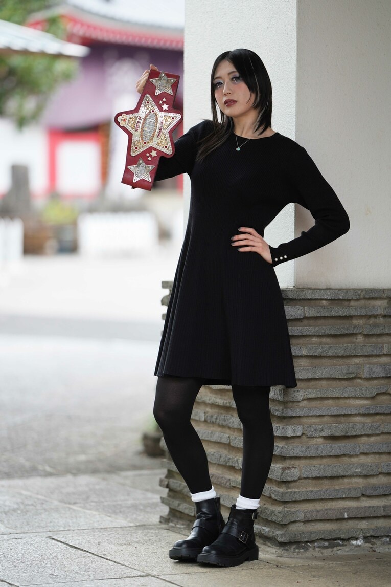 赤いベルトを手にポーズをとる上谷沙弥　©Essei Hara