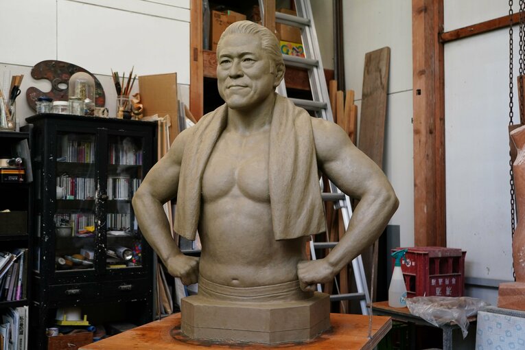 完成した粘土の猪木像の原型