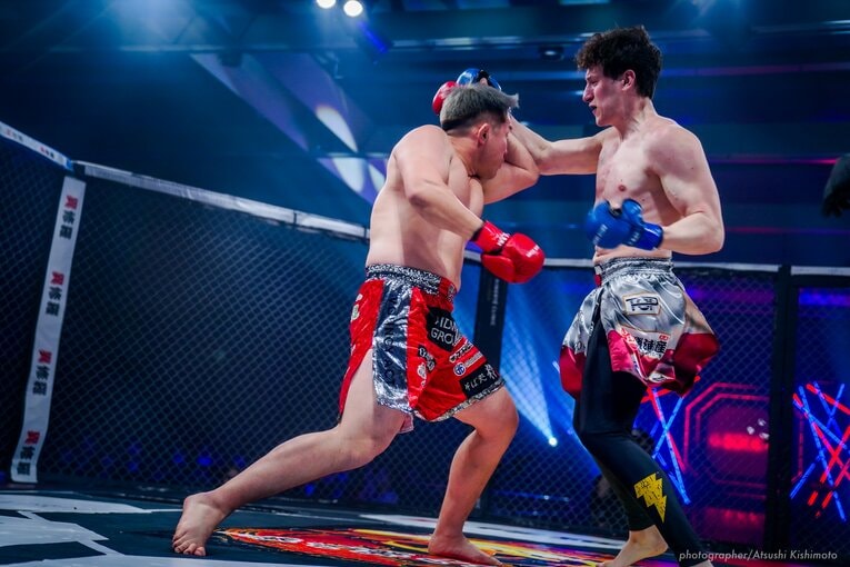 試合はポーランドの刺客が手数で押す展開に　©BreakingDown