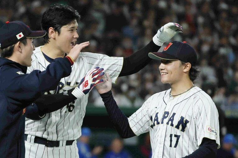 イタリア戦、大谷のピンチを好リリーフで救った伊藤大海を、誰よりも嬉しそうに出迎えた大谷翔平 ／ photograph by JIJI PRESS