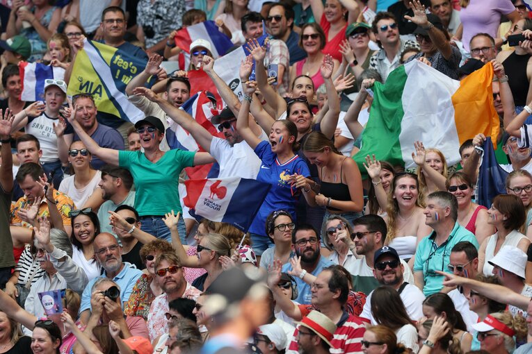 7人制ラグビーの観客席で。よく見ると……明らかにハイテンションで立ち上がってフランスを応援する一団が……もしかして……!?　©Ryosuke Menju/JMPA